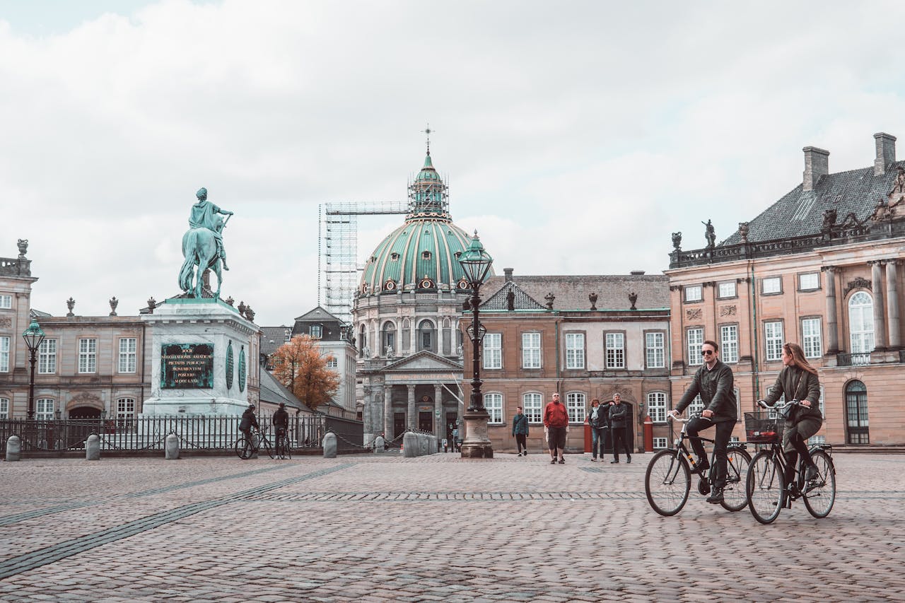 Couple à vélo sur le square d'Amalienborg