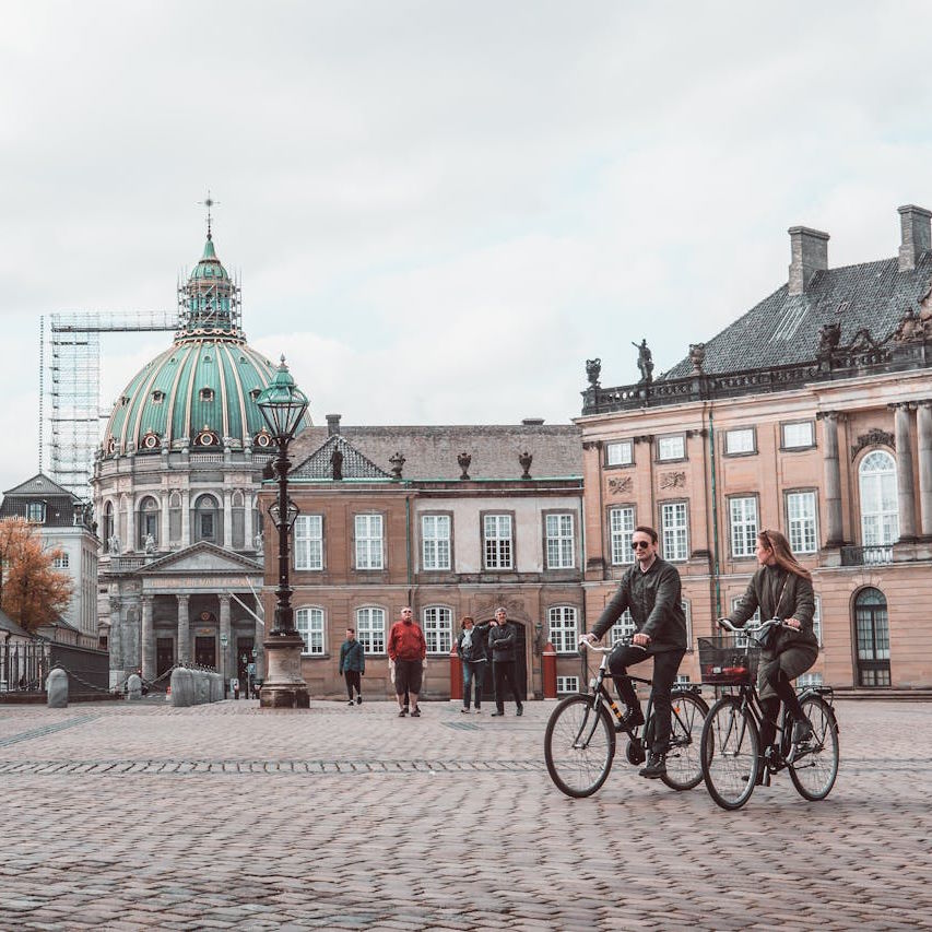 Couple à vélo traversant le square d'Amalienborg