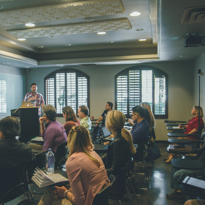 Une salle de cours avec un intervenant et des auditeurs
